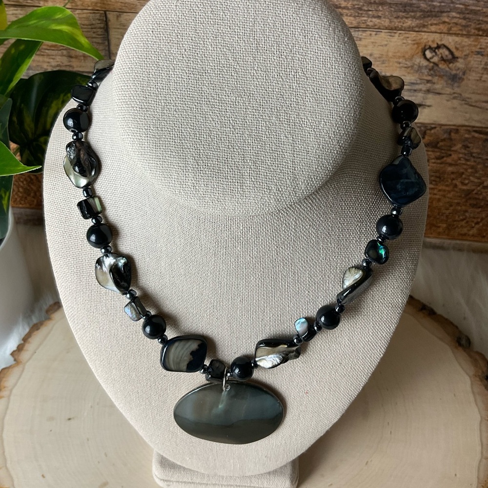 Obsidian Shelled Necklace - Picture 3 of 5